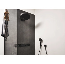 Salle de bains moderne avec douche de tête, douchette à main et serviette