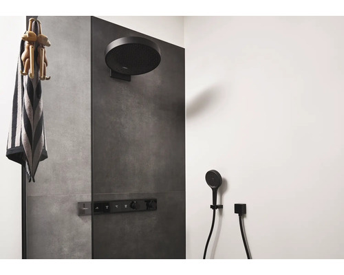 Modernes Badezimmer mit Kopfbrause, Handbrause und Handtuch