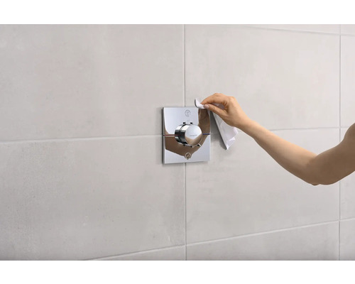 Mitigeur monocommande nettoyé avec un chiffon.