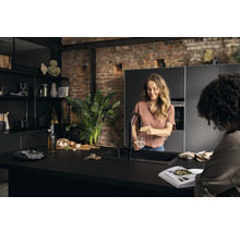 "Cuisine moderne avec kitchenette noire, évier et robinet