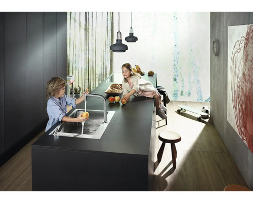 Moderne Küche mit Kindern am Spültisch und Essbereich