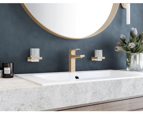 Badezimmer mit Waschbecken, Armatur, Spiegel und Dekorationsartikeln