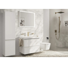 Helles Badezimmer mit Waschtisch, Spiegelschrank, Hochschrank, Toilette und Dusche