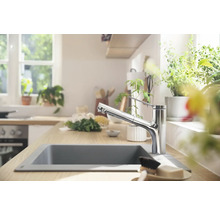 Küchenszene mit Spültischarmatur und Spülbecken in einer hellen Küche