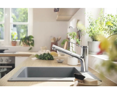 Scène de cuisine avec robinet d''évier et évier dans une cuisine lumineuse