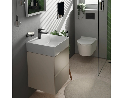 Salle de bain moderne avec meuble-lavabo, toilettes suspendues et intérieur élégant