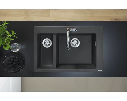 Évier à deux bacs et robinetterie sur un plan de cuisine, vue de dessus