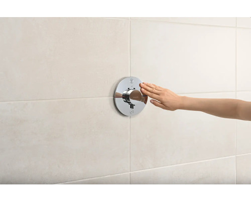 Aufnahme eines Aufputz-Thermostat-Duschsystems mit Hand am Regler