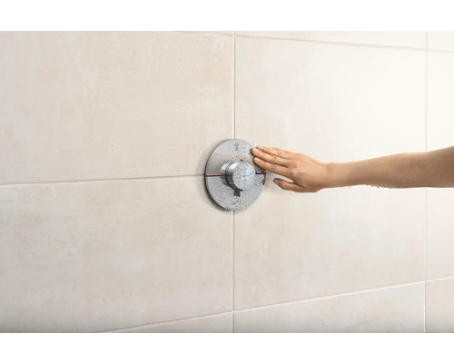 Hand bedient Duscharmatur an gefliester Wand