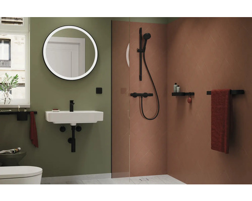 Badezimmer mit Waschbecken, Spiegel, Dusche und Accessoires