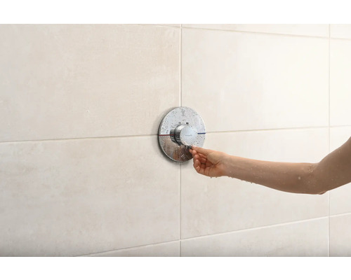 Hand bedient Duscharmatur im Badezimmer