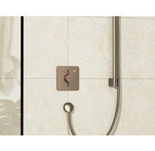 Duscharmatur mit Handbrause und Thermostatmischer an der Wand