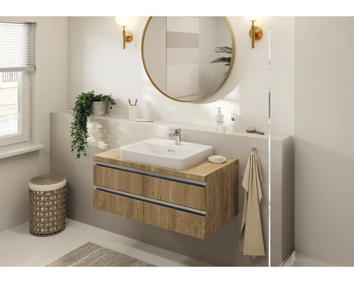 Salle de bain moderne avec lavabo, miroir, éclairage et décoration pour une atmosphère claire et conviviale