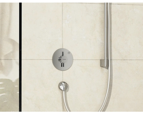 Robinet thermostatique apparent avec flexible de douche et douchette dans la salle de bain