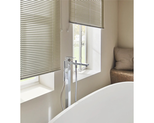 Badezimmer mit Fensterjalousien und freistehender Badewannenarmatur