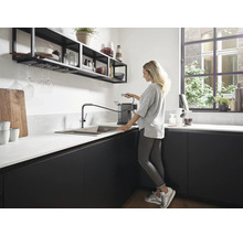 Cuisine moderne avec évier, robinet avec douchette extractible et étagères murales