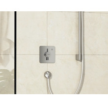 Aufnahme einer Duscharmatur mit Thermostat und Brauseschlauch im Badezimmer.