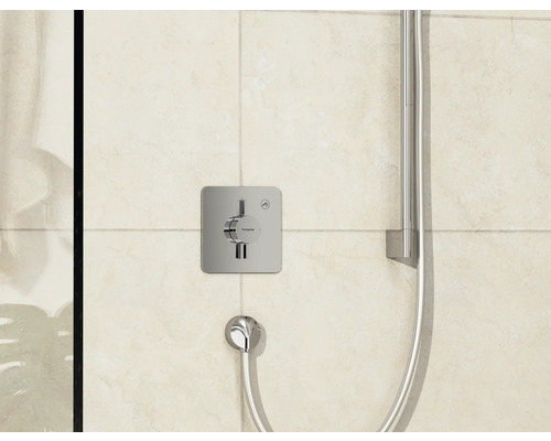 Image d''un robinet de douche avec thermostat et flexible de douche dans la salle de bains.