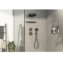 Douche à l''italienne avec pomme de douche, douchette et étagères