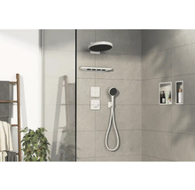 Douche à l''italienne avec douche de tête, douchette et étagères.