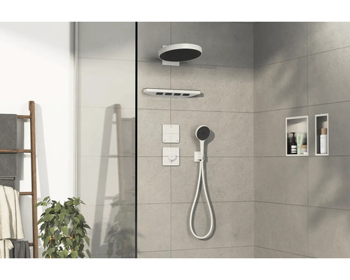 Douche à l''italienne avec douche de tête, douchette et étagères.