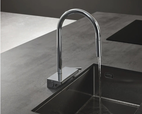 Küchenspüle mit Wasserhahn und fließendem Wasser