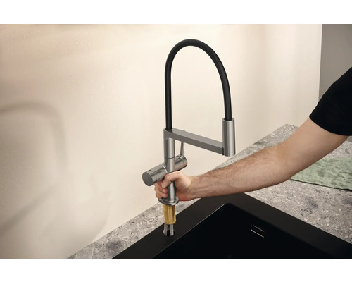 Küchenarmatur mit ausziehbarer Brause wird an einem Spültisch montiert