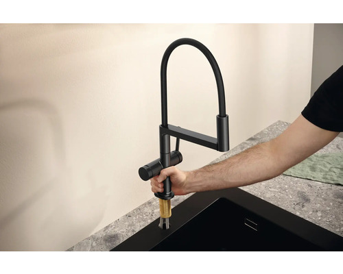 Montage einer schwarzen Küchenarmatur am Spültisch