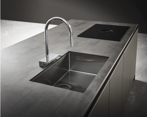 Küchenspüle mit Wasserhahn und Kochfeld in einer modernen Küchenzeile