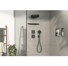 Espace douche avec pomme de tête, douchette à main et étagère