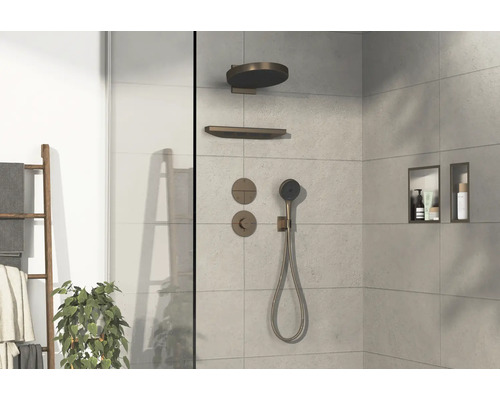 Vue détaillée d''une salle de bains moderne avec douche, robinetterie et étagères.