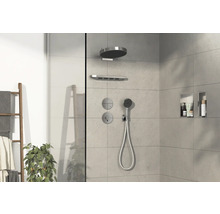 Douche moderne avec douche de pluie, douchette à main et étagères murales
