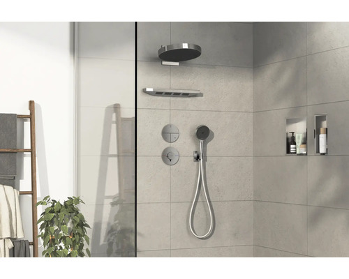 Douche moderne avec douche de pluie, douchette à main et étagères murales