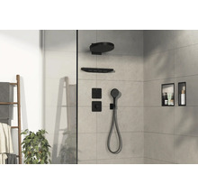 Système de douche moderne avec pomme de tête, douchette à main et étagère de rangement dans une salle de bains avec des carreaux clairs