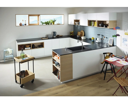 Cuisine lumineuse avec armoires blanches, plan de travail foncé et éléments en bois