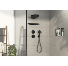 Espace douche avec pomme de tête, douchette à main, commandes et niches de rangement
