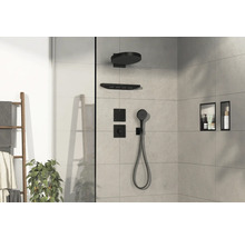 Douche moderne avec pommeau de douche, douchette et espaces de rangement
