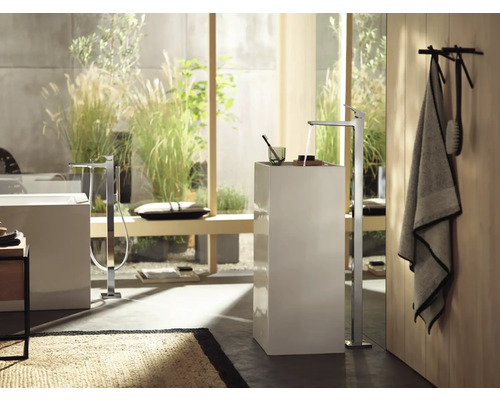 Modernes Badezimmer mit freistehendem Waschtisch, Armatur und Handtuchhalter