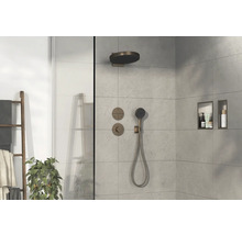 Badezimmer mit Dusche, Armaturen und Handtuchleiter