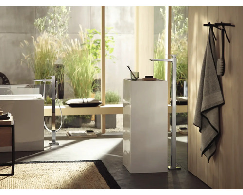 Badezimmer mit freistehender Badewanne, Waschtischsäule und Armaturen