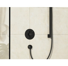 Robinet de douche noir monté au mur