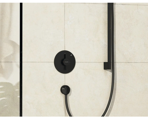 Robinet de douche noir monté au mur