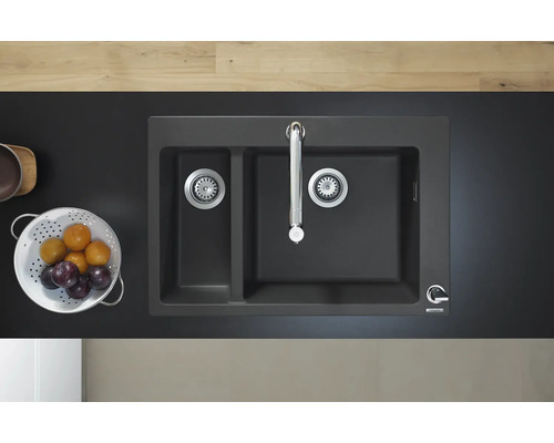 Évier avec égouttoir et robinet sur un plan de cuisine