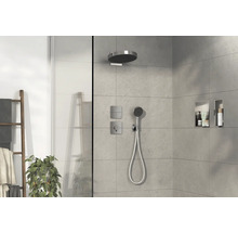 Modernes Badezimmer mit Dusche, Handbrause und Ablageflächen