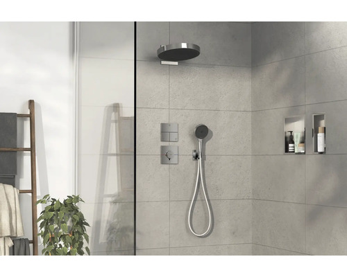 Badezimmer mit Kopfbrause, Handbrause, Armaturen, Regale und Handtuchhalter