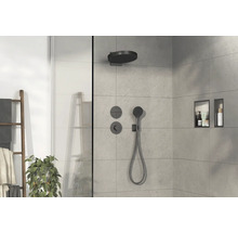 Moderne Dusche mit Kopfbrause, Handbrause und Ablagenischen