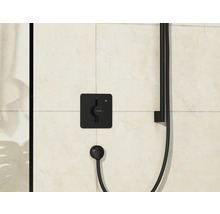 Robinet de douche apparent dans la salle de bain