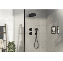 Helle Duschkabine mit schwarzer Armatur, Regendusche und Handbrause sowie Ablagenischen in der Wand