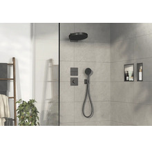 Modernes Duschbad mit Regendusche, Handbrause und eingebauten Regalen