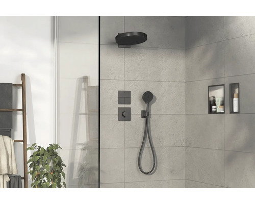 Salle de douche moderne avec douche de tête, douchette à main et étagères intégrées